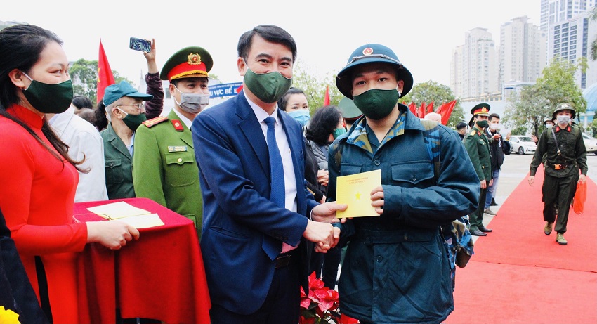 68 thanh niên quận Thanh Xuân lên đường nhập ngũ - Ảnh 2