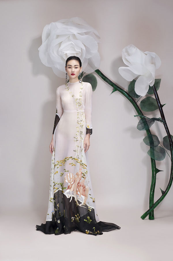 Đại diện Việt Nam tại Asia’s next top model “lột xác” bên hoa khổng lồ - Ảnh 3