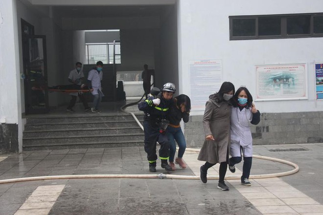 Hà Nội: Cứu người mắc kẹt trong đám cháy giả định ở trường THCS Nhật Tân - Ảnh 2