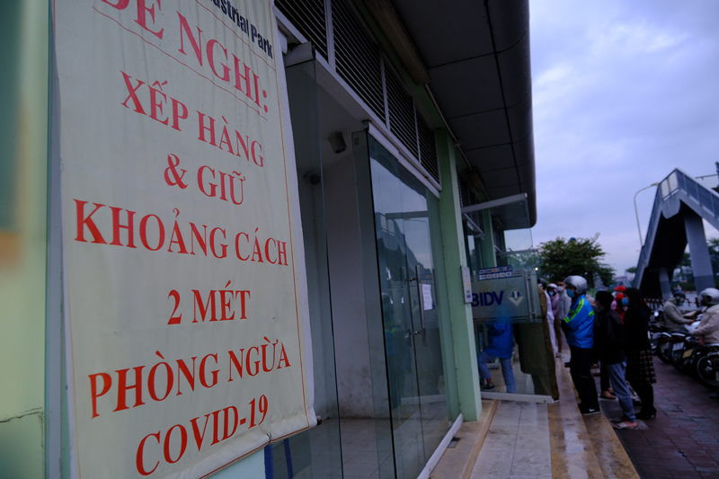 Hà Nội: Công nhân khu công nghiệp đội mưa hàng giờ để rút tiền về quê ăn Tết - Ảnh 13
