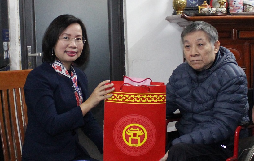 Trưởng Ban Tuyên giáo Thành ủy thăm, tặng quà Tết gia đình có công tại quận Thanh Xuân - Ảnh 1