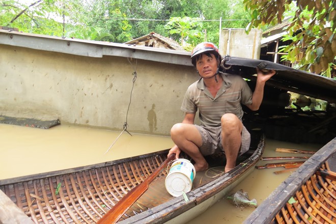 Phú Yên: Lũ ngập xe khách, Phó chủ tịch huyện cùng 6 người dân mất tích - Ảnh 2