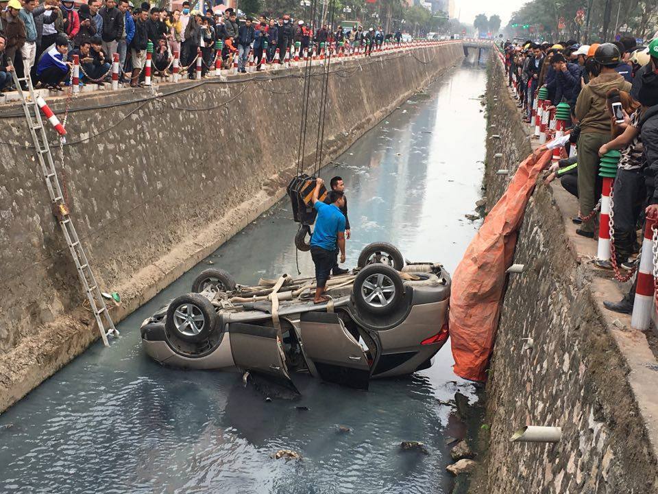 Hà Nội: Ô tô lao xuống mương nước, một phụ nữ may mắn thoát nạn - Ảnh 2