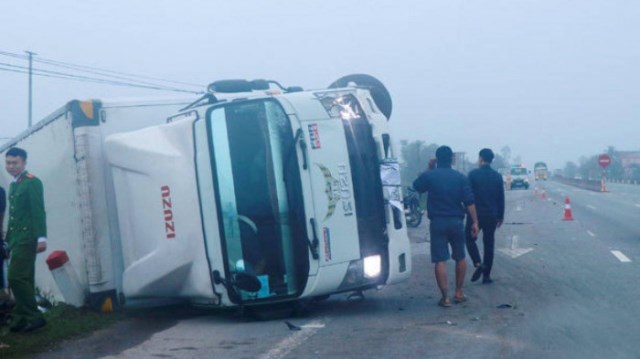 Tai nạn giao thông mới nhất hôm nay 28/12: Xe tải va chạm xe máy, một người tử vong - Ảnh 3