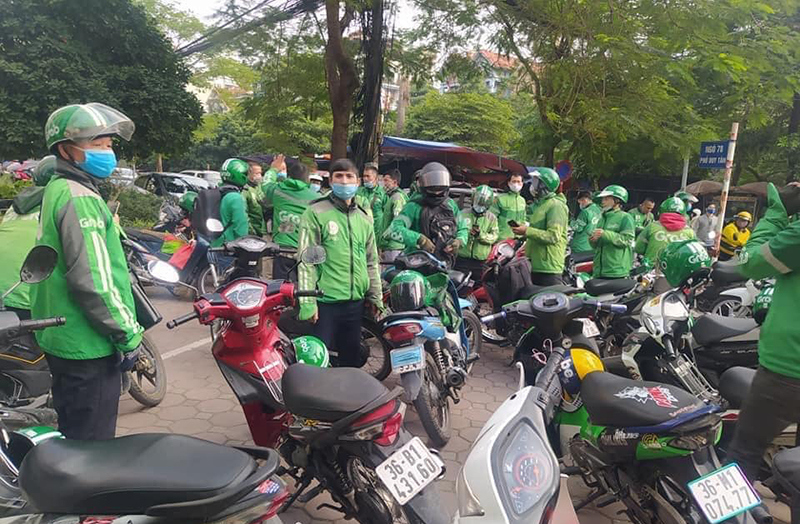 Hàng trăm tài xế GrabBike đình công, tắt app, "diễu hành" qua các tuyến phố ở Hà Nội - Ảnh 3
