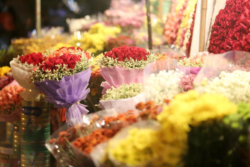 Chợ hoa Quảng An tấp nập ngày giáp Tết - Ảnh 4
