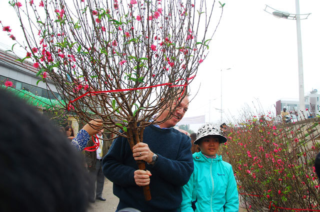 Đón Tết Việt, Đại sứ Mỹ thả cá chép, đi chợ hoa - Ảnh 7
