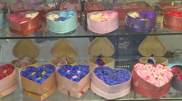 TP Hồ Chí Minh: Phong phú thị trường quà tặng dịp Valentine - Ảnh 3