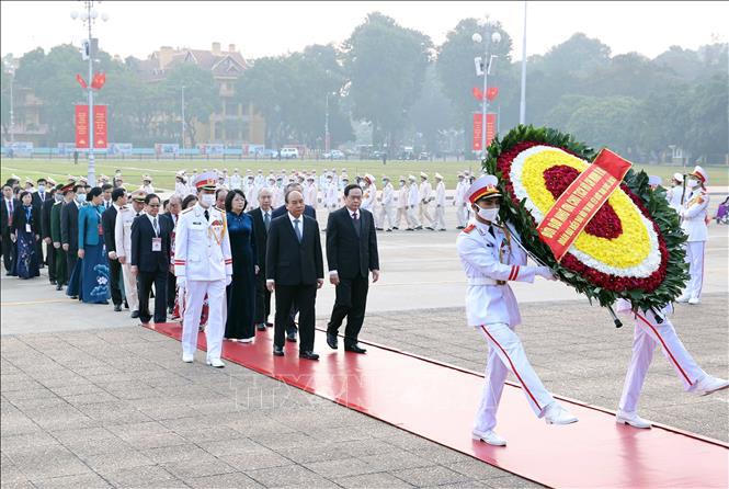 Đại biểu dự Đại hội Thi đua yêu nước vào Lăng viếng Chủ tịch Hồ Chí Minh - Ảnh 4