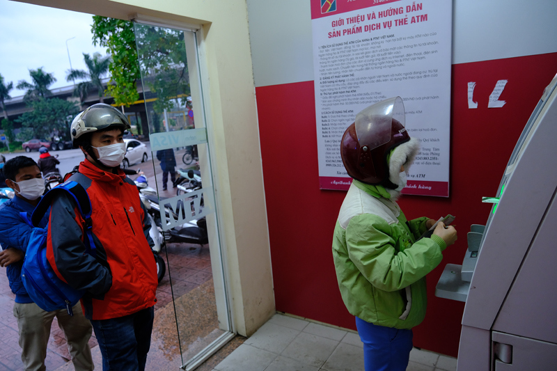 Hà Nội: Công nhân khu công nghiệp đội mưa hàng giờ để rút tiền về quê ăn Tết - Ảnh 6