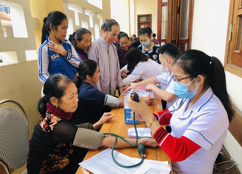 Bác sĩ Hà Nội vượt đường xa đến khám, cấp thuốc miễn phí cho bà con vùng lũ - Ảnh 2