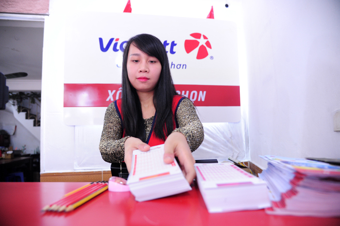 Hà Nội: Đông nghẹt người tìm vận may tại đại lý Vietlott - Ảnh 1