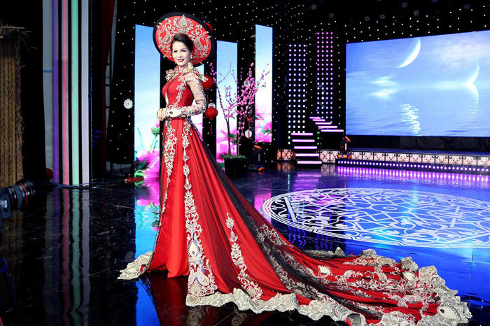 Hoa hậu Lê Thanh Thúy lộng lẫy mặc áo dài làm vedette - Ảnh 2