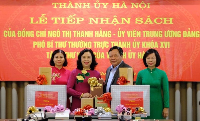 Đồng chí Ngô Thị Thanh Hằng tặng hơn 1.000 cuốn sách cho Thư viện Thành ủy - Ảnh 3