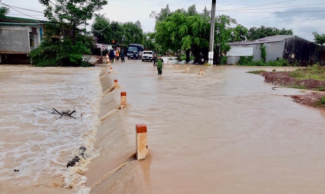 6 người chết và mất tích do mưa lũ, mực nước nhiều hồ chứa vẫn trên mức báo động - Ảnh 1