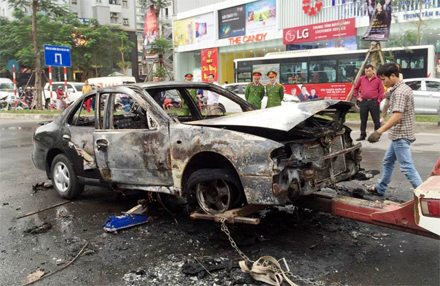 Ôtô cháy dữ dội trên đường Lê Văn Lương - Ảnh 8