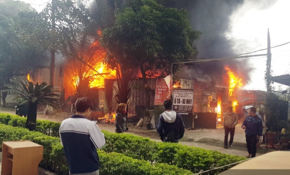 Thanh Trì: Cháy lớn tại bãi gửi xe gần chung cư CT5 Yên Xá - Ảnh 1