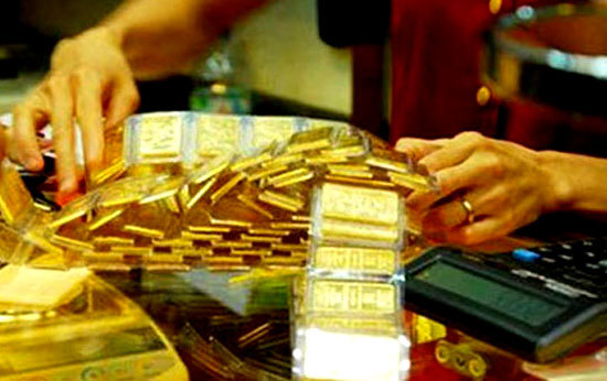 Giá vàng thế giới tiếp tục giảm mạnh, trong nước vẫn cao hơn thế giới đến 6 triệu đồng/lượng - Ảnh 1