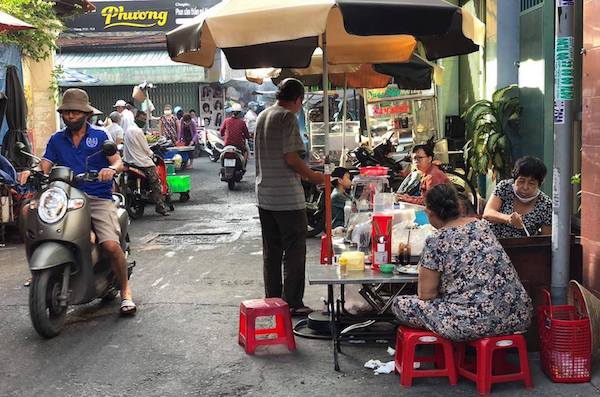 TP Hồ Chí Minh: Nhiều người thờ ơ việc đeo khẩu trang phòng Covid-19 nơi công cộng - Ảnh 2