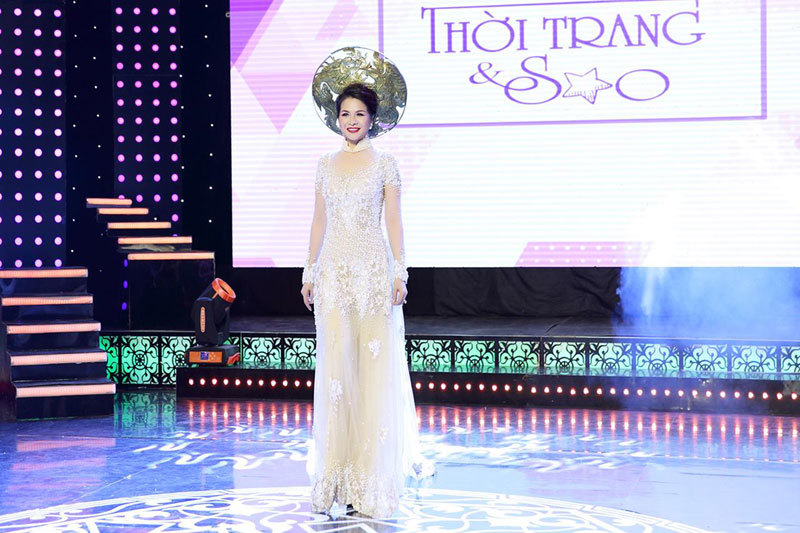 Hoa hậu Lê Thanh Thúy lộng lẫy mặc áo dài làm vedette - Ảnh 6