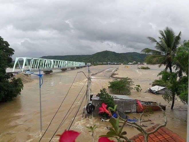 Phú Yên: Lũ ngập xe khách, Phó chủ tịch huyện cùng 6 người dân mất tích - Ảnh 8