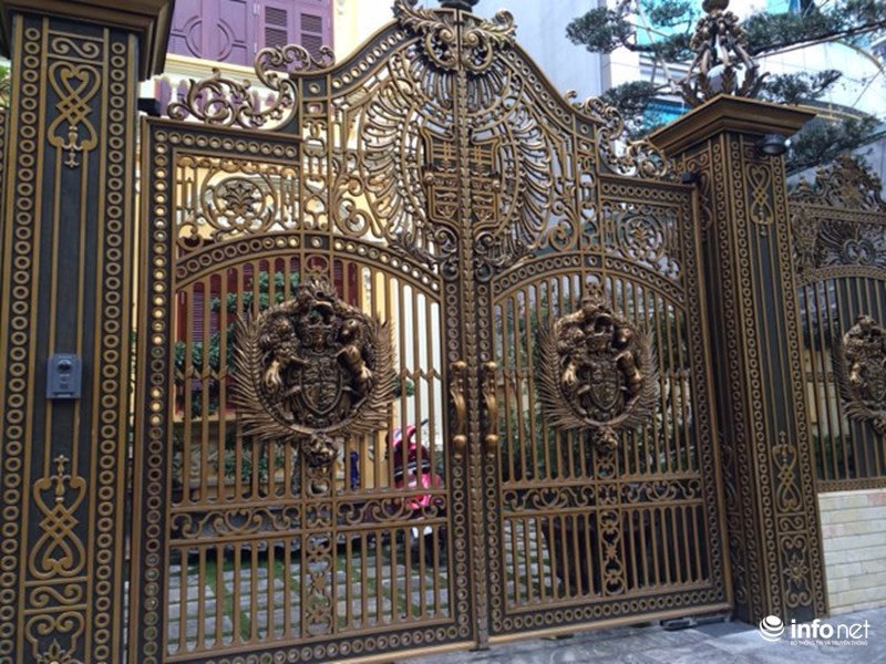 Chiêm ngưỡng cổng biệt thự, tường rào cầu kỳ của các đại gia Hà Nội - Ảnh 1