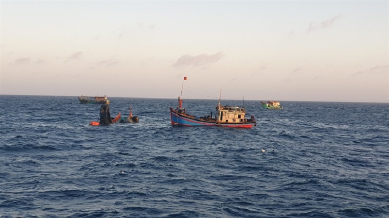 Bình Thuận: Tàu cá bị sóng đánh chìm, 5 người chết và mất tích - Ảnh 1