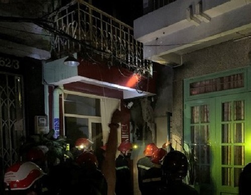 TP Hồ Chí Minh: Cảnh sát PCCC giải cứu 7 người thoát khỏi đám cháy - Ảnh 1