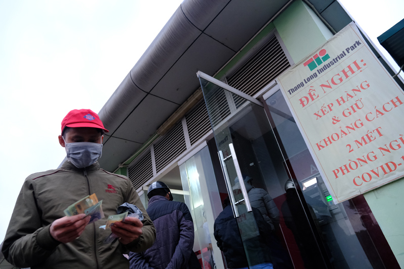 Hà Nội: Công nhân khu công nghiệp đội mưa hàng giờ để rút tiền về quê ăn Tết - Ảnh 9