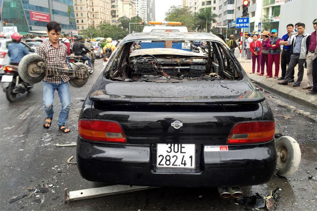 Ôtô cháy dữ dội trên đường Lê Văn Lương - Ảnh 5