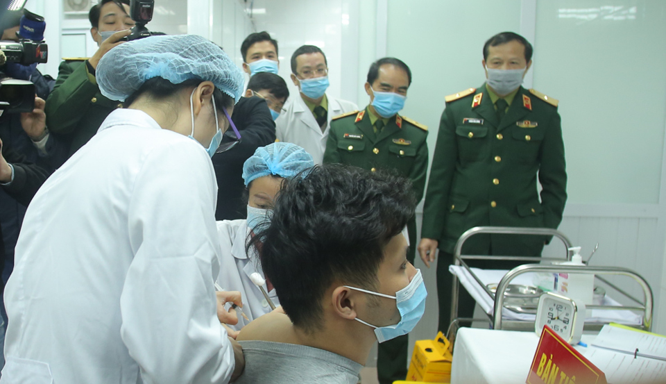 [Ảnh] Mũi tiêm thử nghiệm vaccine Covid-19 đầu tiên được tiêm tại Việt Nam - Ảnh 1