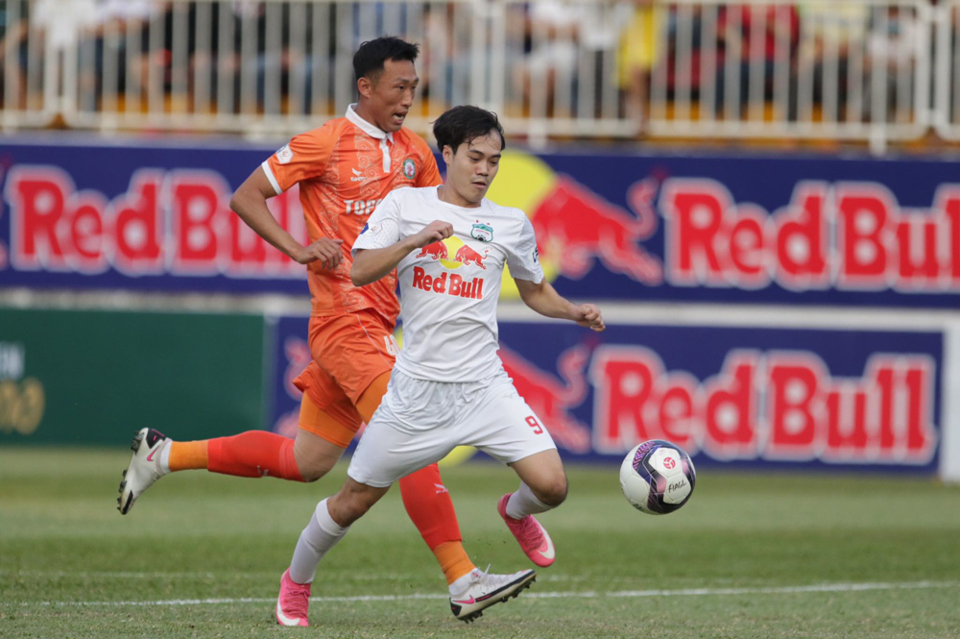 Vòng 3 V-League 2021: Văn Toàn ghi bàn giúp HAGL đánh bại Bình Định - Ảnh 1