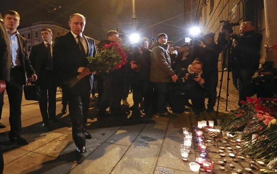 Tổng thống Nga đặt hoa tưởng niệm nạn nhân vụ nổ ga tàu điện ngầm St.Petersburg - Ảnh 1