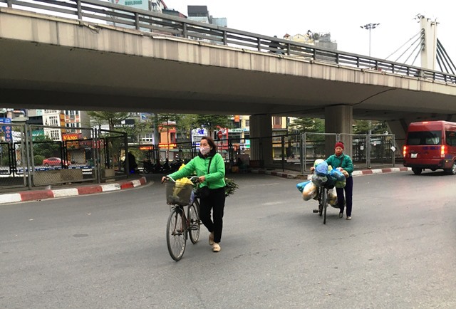 Cuối tuần, các phương tiện đua nhau đi ngược chiều ở Ngã Tư Sở - Ảnh 5