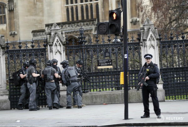Cảnh sát Anh coi vụ nổ súng gần Quốc hội là khủng bố - Ảnh 3