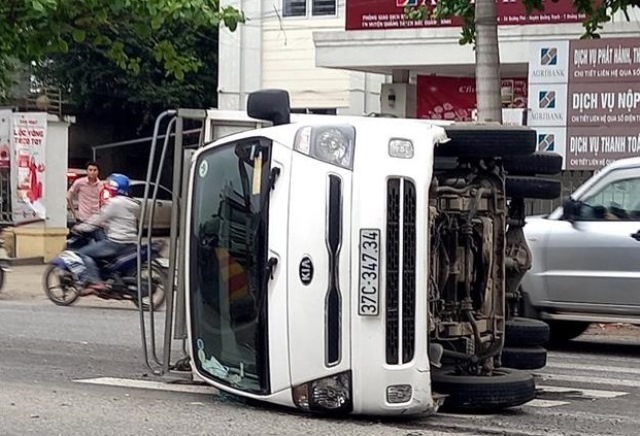 Tai nạn giao thông mới nhất hôm nay 5/3: Xe đầu kéo tông sập nhà dân ở TP Hồ Chí Minh, một người chết - Ảnh 3