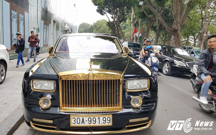 Hà Nội: Siêu xe mạ vàng hàng chục tỷ xuống phố - Ảnh 1