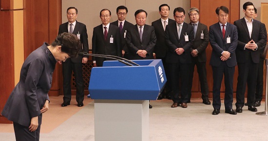 Khó khăn bủa vây Tổng thống Hàn Quốc - Ảnh 1