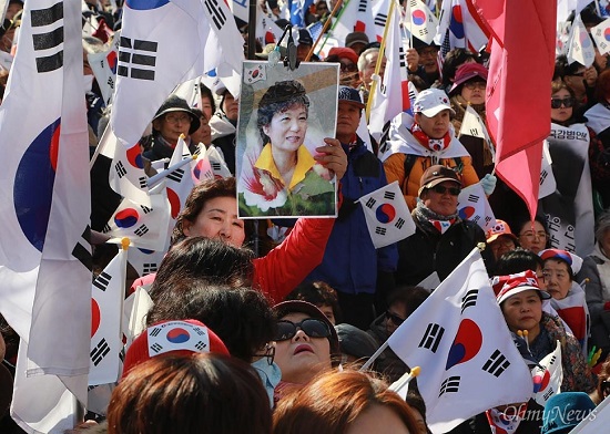 Tổng thống Hàn Quốc bị phế truất, kẻ khóc, người ăn mừng - Ảnh 7