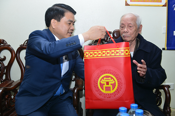 Chủ tịch Nguyễn Đức Chung thăm hỏi, tặng quà gia đình chính sách huyện Thanh Trì - Ảnh 2