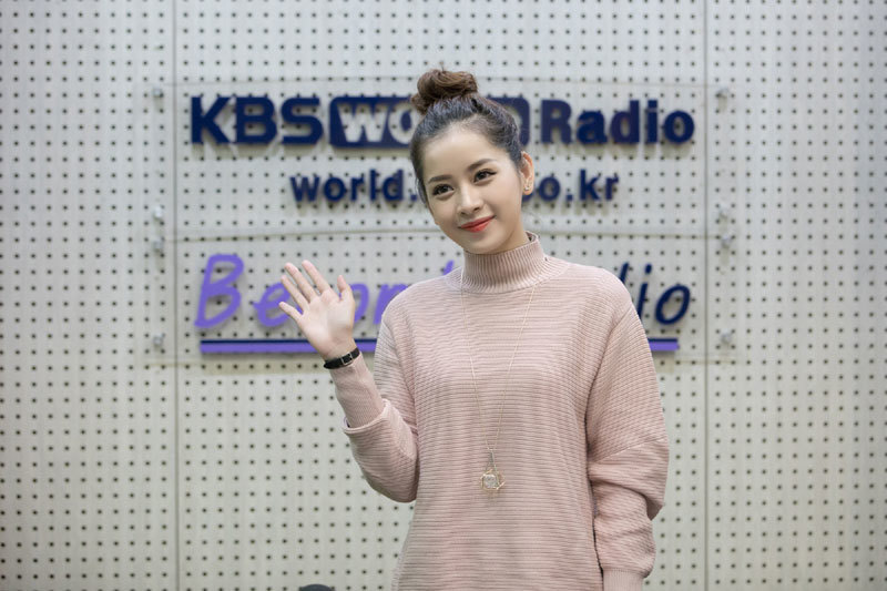 Đài KBS phỏng vấn Chi Pu, lộ ảnh hậu trường Asia Artist Awards 2016 - Ảnh 2