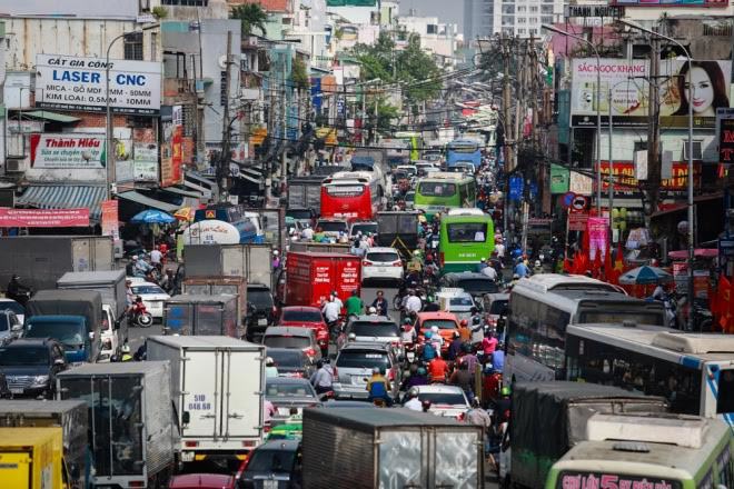 TP Hồ Chí Minh: Biển người đổ về quê ăn Tết, nhiều tuyến đường “kẹt cứng” - Ảnh 2