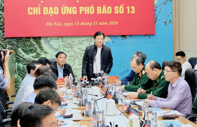 Phó Thủ tướng Trịnh Đình Dũng: Khẩn trương sơ tán người dân chống bão số 13 - Ảnh 1