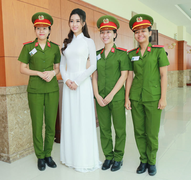 Hoa hậu Mỹ Linh khoe vẻ đẹp tinh khôi, dịu dàng - Ảnh 11
