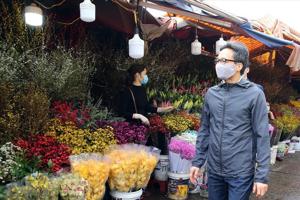 Phó Thủ tướng Vũ Đức Đam thị sát chợ hoa Tết, trung tâm thương mại - Ảnh 1