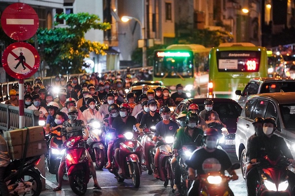 TP Hồ Chí Minh: Người dân đổ ra đường xem pháo hoa, chào đón năm mới 2021 - Ảnh 1
