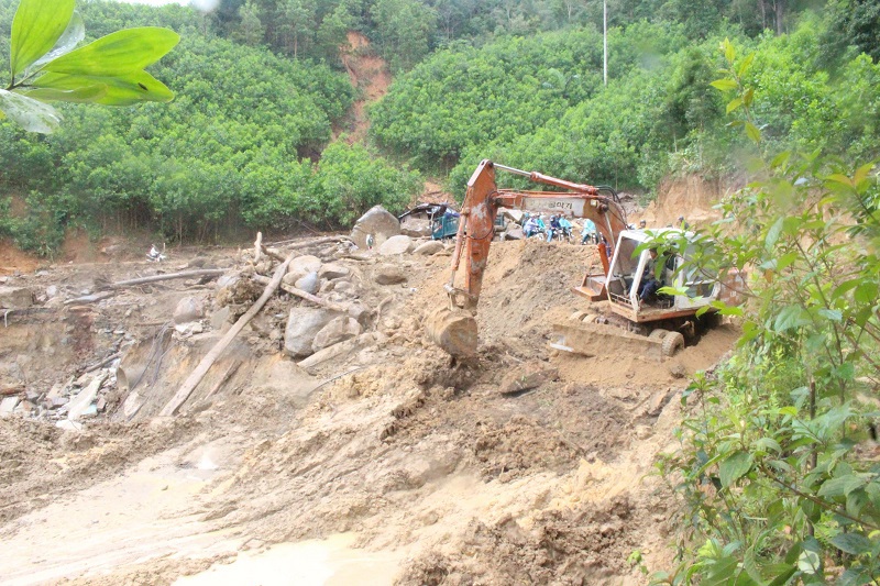 Quảng Nam ban hành tình huống khẩn cấp sạt lở đường tại Phước Sơn - Ảnh 2