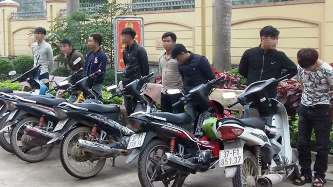 Nhóm lái xe bằng chân ở Nghệ An bị phạt hơn 40 triệu đồng - Ảnh 1