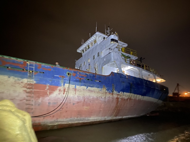 Tránh sự cố môi trường, Quảng Ngãi khẩn trương hút hàng chục tấn dầu trên tàu bị nạn - Ảnh 2