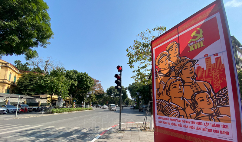 Hà Nội: Trang trí pano, áp-phích ở các tuyến phố chào mừng Đại hội Đảng lần thứ XIII - Ảnh 4
